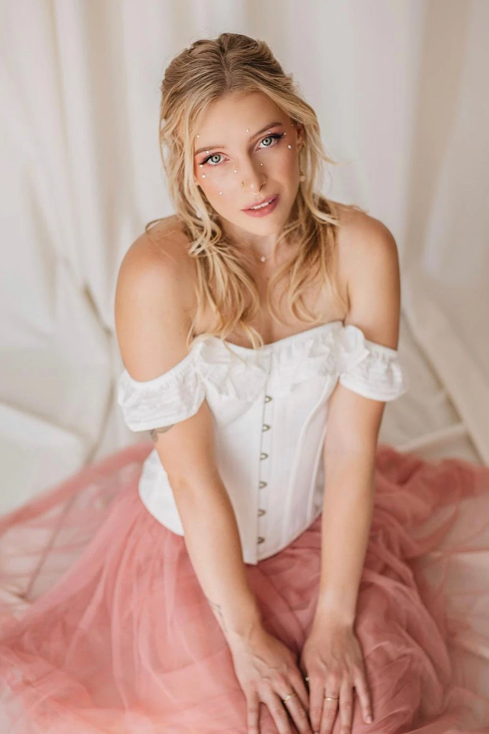 White Cotton Straight Bustline Corset Top With Off The Shoulder Sleeves 13 White Cotton Straight Bustline Corset Top With Off The Shoulder Sleeves - Image 13